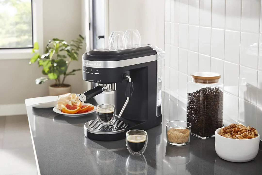 KitchenAid KES6403BM Espresso Cappuccino Machine w/ 1-Group,Semi-Automatic / 120V-1460 Watt - Black