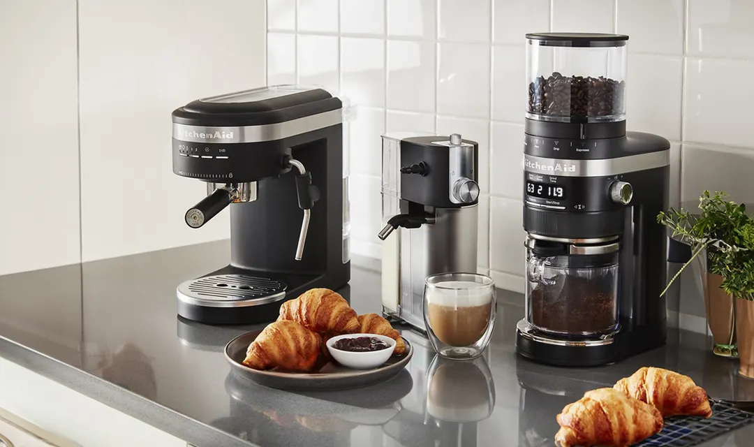 KitchenAid KES6403BM Espresso Cappuccino Machine w/ 1-Group,Semi-Automatic / 120V-1460 Watt - Black