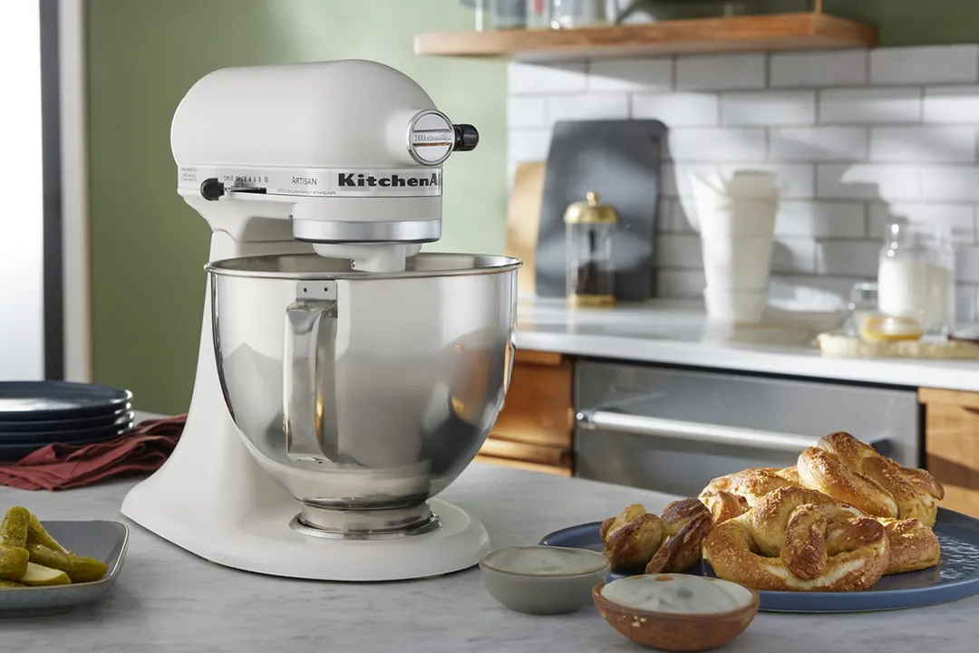 KitchenAid KSM150PSPL Artisan Series 5-qt Tilt-Head Stand Mixer, 10-Speed, Porcelain