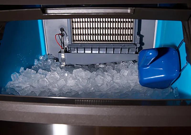 Manitowoc UYF0140A 26" Air Cooled Half Cube 137 lb NEO Undercounter Ice Maker w/ 90 lb Bin