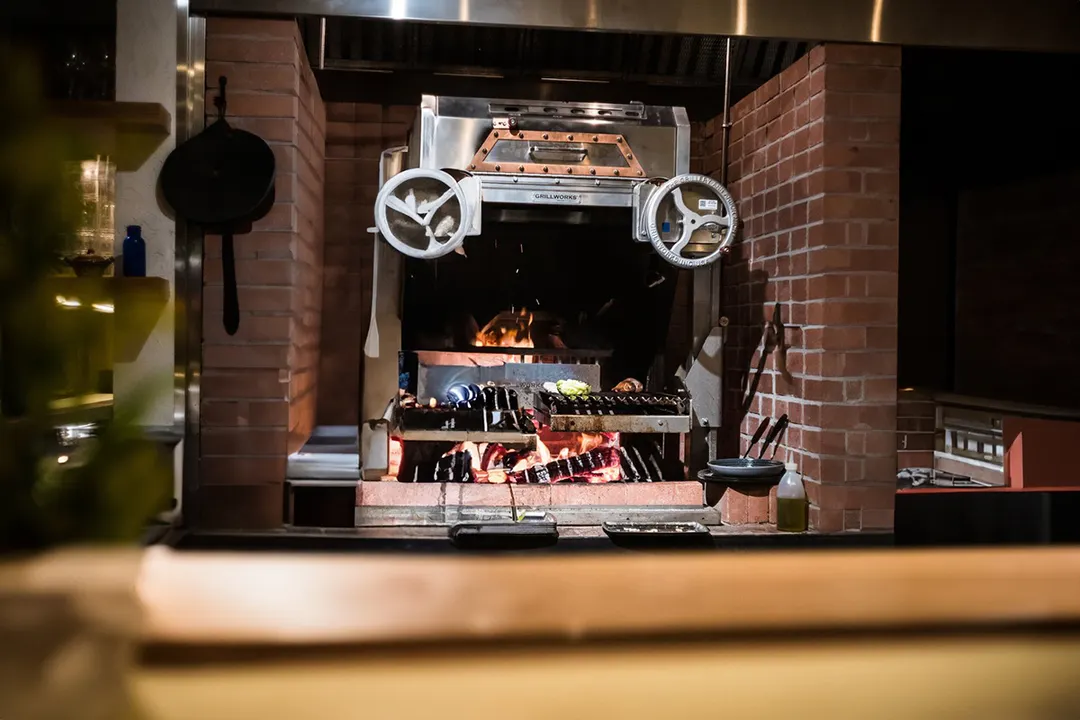 Grillworks EXO PRO 40 32" Built-In Wood Fired & Charcoal Parrilla Grill w/ (1) Adjustable Grill