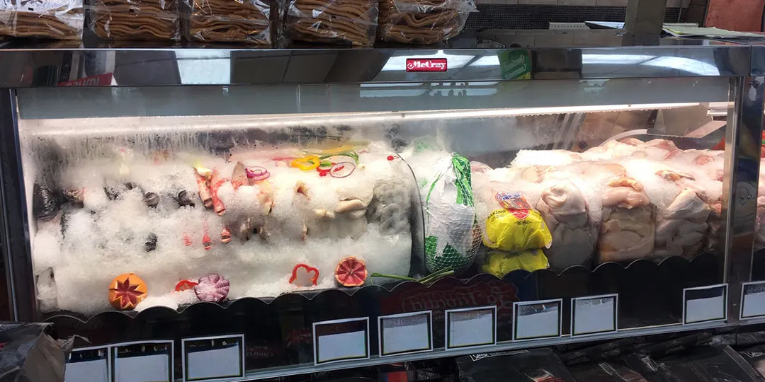Howard-McCray R-CFS35-6-BE-LED 71" Flat Refrigerated Seafood Display Case, Remote, Black