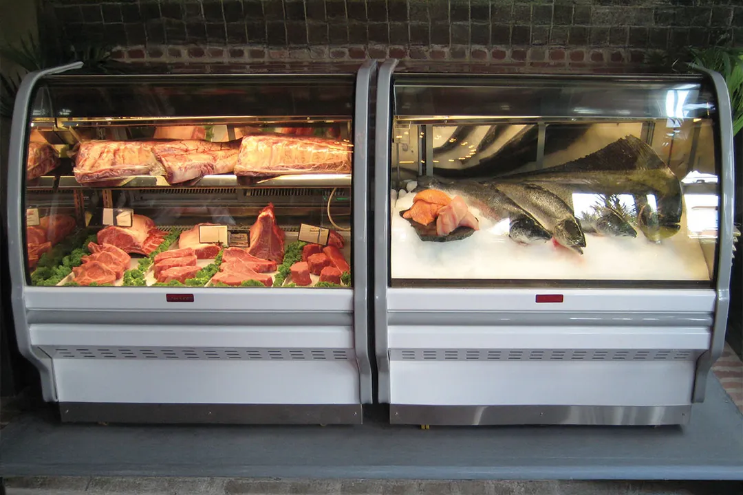 Howard-McCray SC-CFS40E-4C-LED 52" Curved Refrigerated Seafood Display Case, White