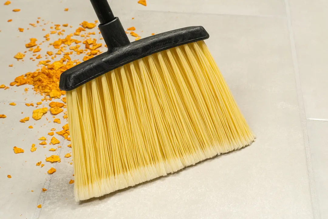 Carlisle 4686100 Duo-Sweep Flagged Lobby Broom, 36" Natural Bristle, Black Metal Handle - 1/Each