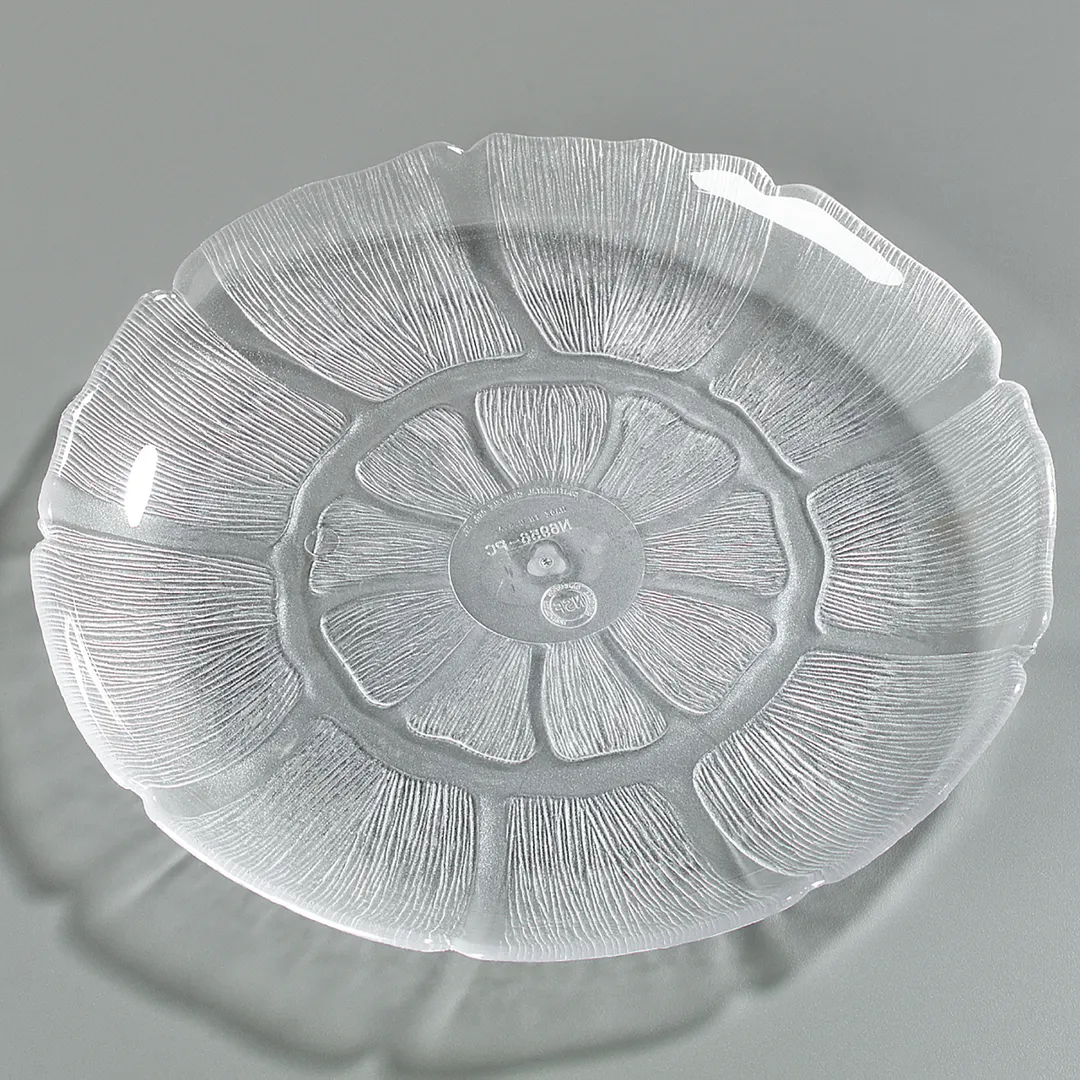 Carlisle 695607 - Petal Mist® 9" Clear Plate, Scalloped Edge, NSF Certified - 1/Each