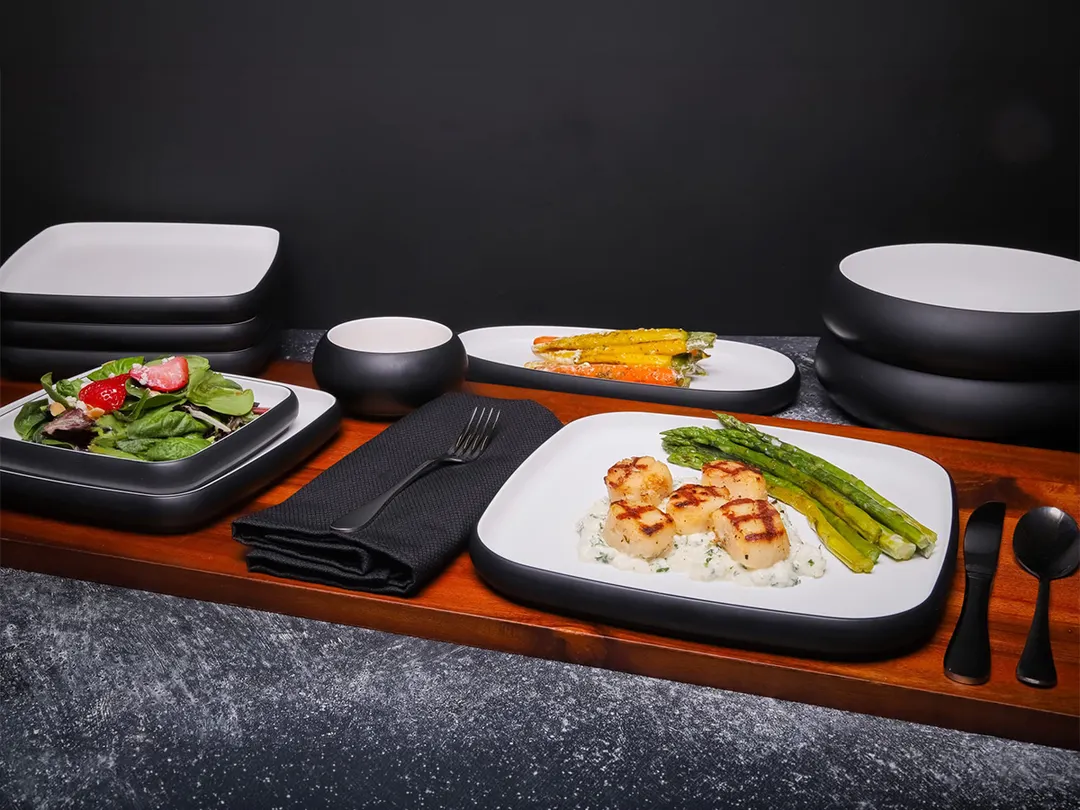 GET 21375-TOH/BK Cheforward Plate, 10.5" Square, Two-Tone Honey Interior/Raven Exterior, Melamine