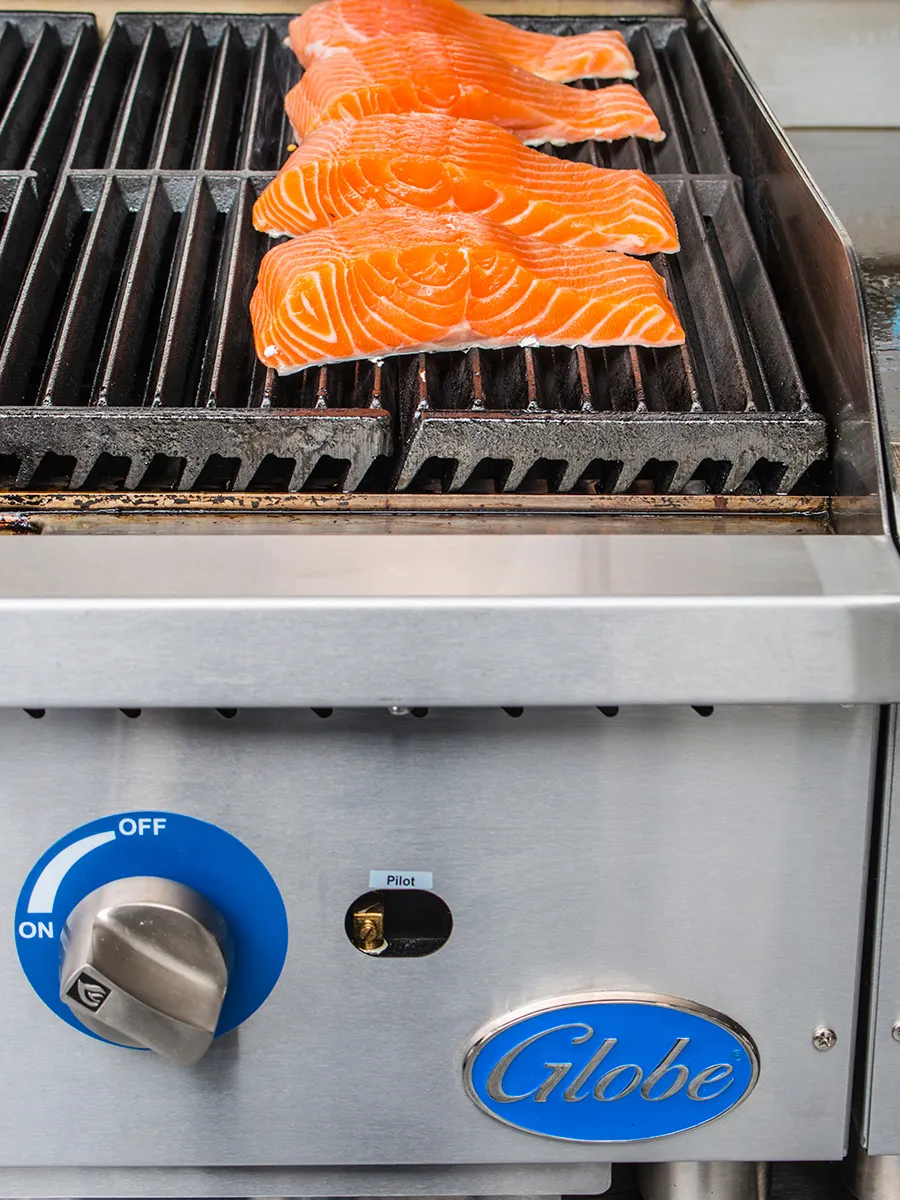 Globe GCB24G-CR 24" Countertop Gas Charbroiler w/ Cast Iron Radiant, (2) Burners, 80.000 BTU