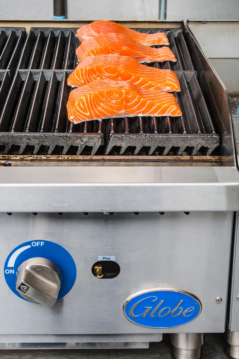 Globe GCB24G-RK 24" Countertop Gas Lava Rock Charbroiler w/ (2) Burners, 80.000 BTU
