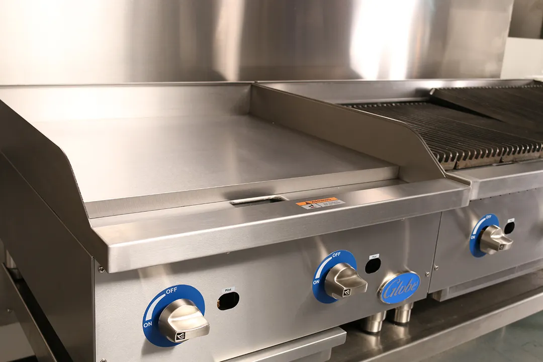 Globe GG24G 24" Countertop Gas Griddle, Manual Controls, 1" Steel Plate, 60.000 BTU