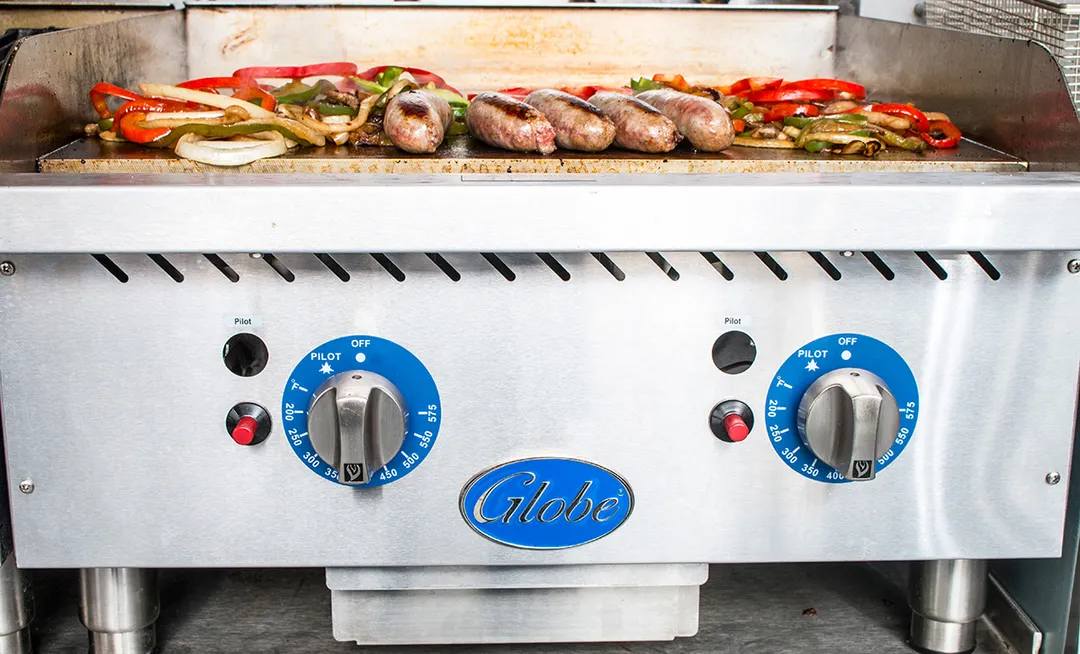 Globe GG24TG 24" Countertop Gas Griddle, Thermostatic Controls, 1" Steel Plate, 60.000 BTU