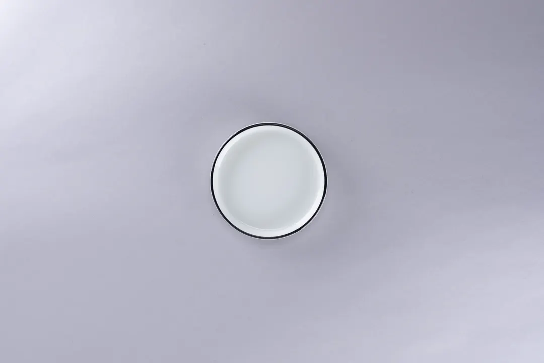 RAK Porcelain PLNOLD12CD25147 - Rimless Round Plate, 4.7" White with Black Rim, Porcelain - 12/Case