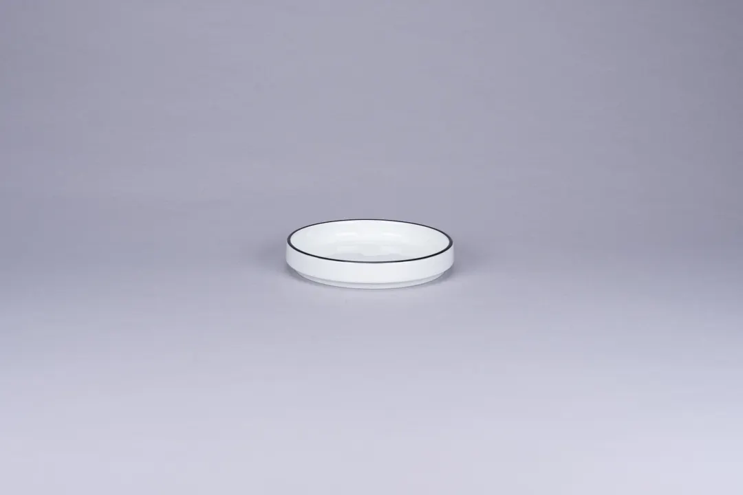 RAK Porcelain PLNOLD12CD25147 - Rimless Round Plate, 4.7" White with Black Rim, Porcelain - 12/Case