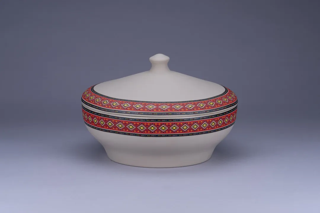 RAK Porcelain REABUCD23E18 Soup Tureen, 73.4 oz (9.25" Dia) Round Porcelain with Cover - 1/Case