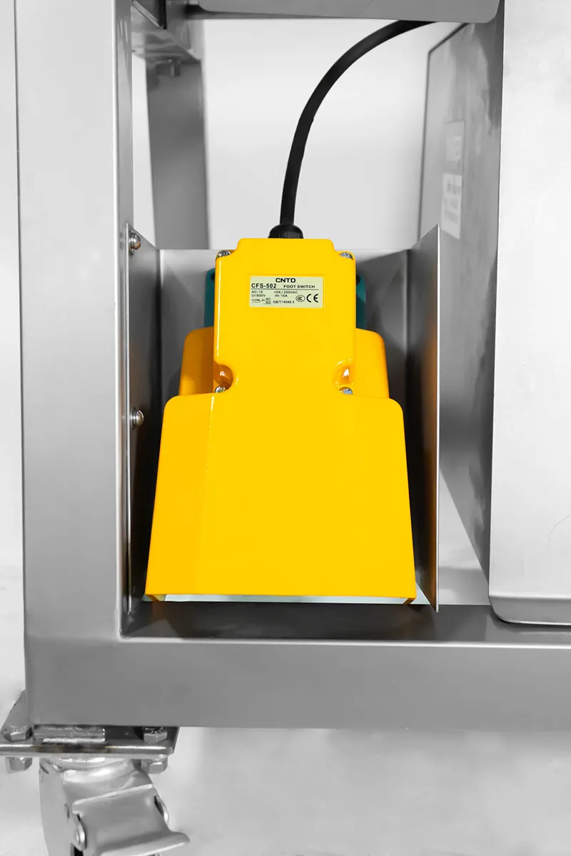 Concasse MOM32AC 32‑Gear Meat Grinder – 50‑55 lb/hr, 130 lb Hopper, Cast‑Iron, Pedal‑Operated, BNIR32 Knife, 7.5 HP/3‑Ph
