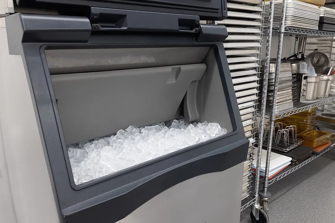 Scotsman B530P 30" Ice Storage Bin, 536 lb, Plastic Exterior