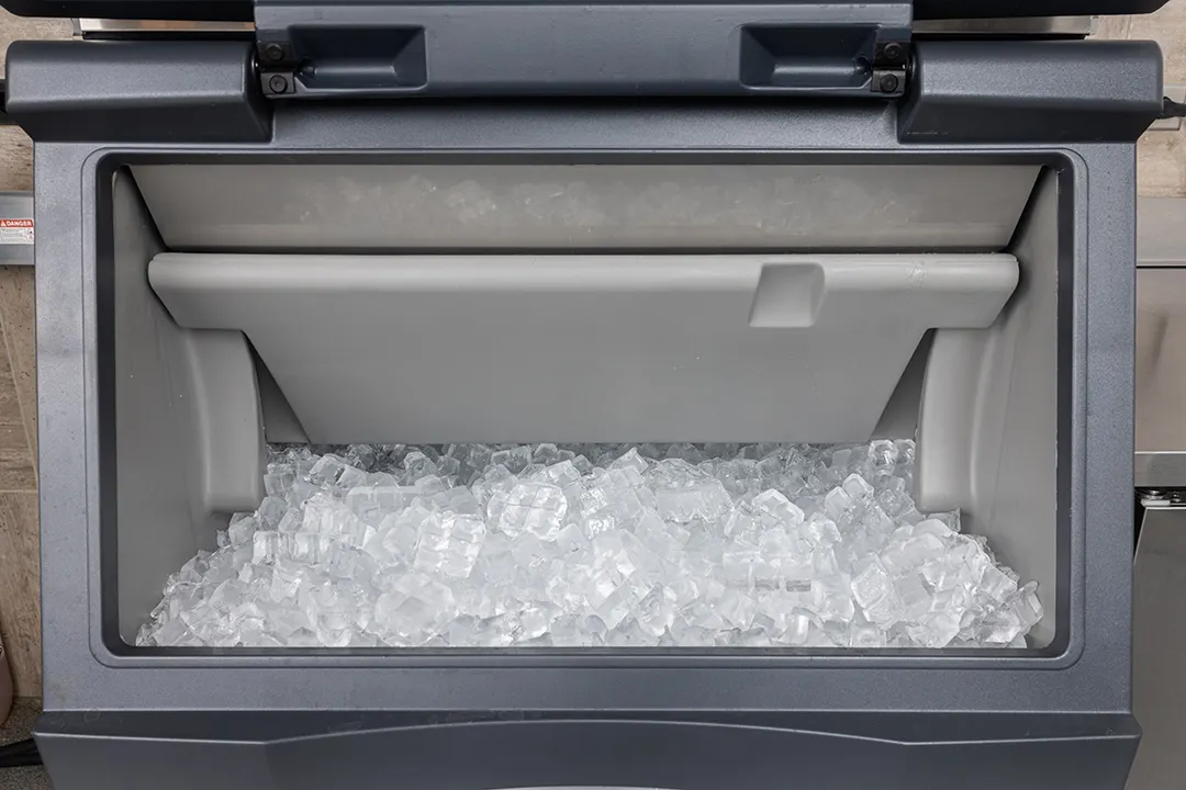 Scotsman B530P 30" Ice Storage Bin, 536 lb, Plastic Exterior
