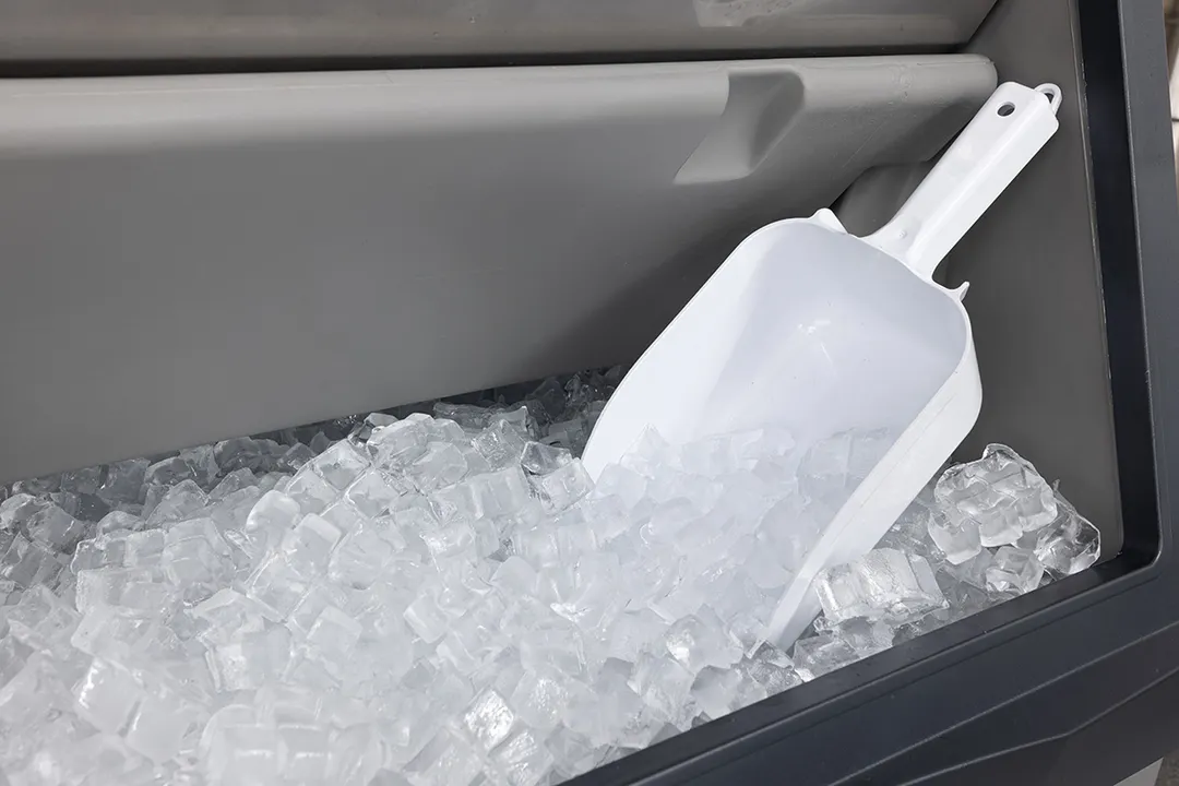Scotsman B530P 30" Ice Storage Bin, 536 lb, Plastic Exterior