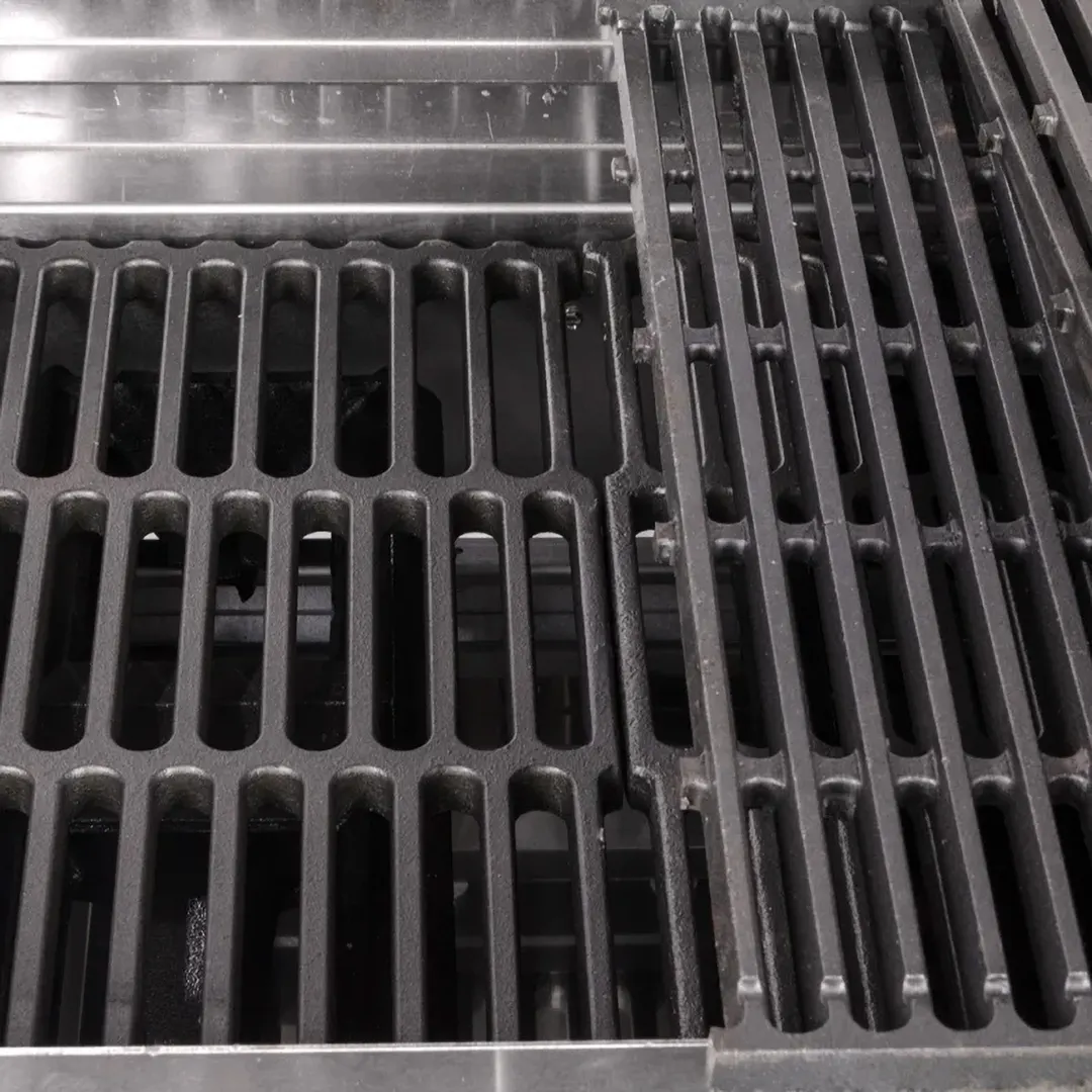 Star 6024CBF Star-Max® 24" Countertop Gas Lava Rock Charbroiler with (2) Burners, 80.000 BTU