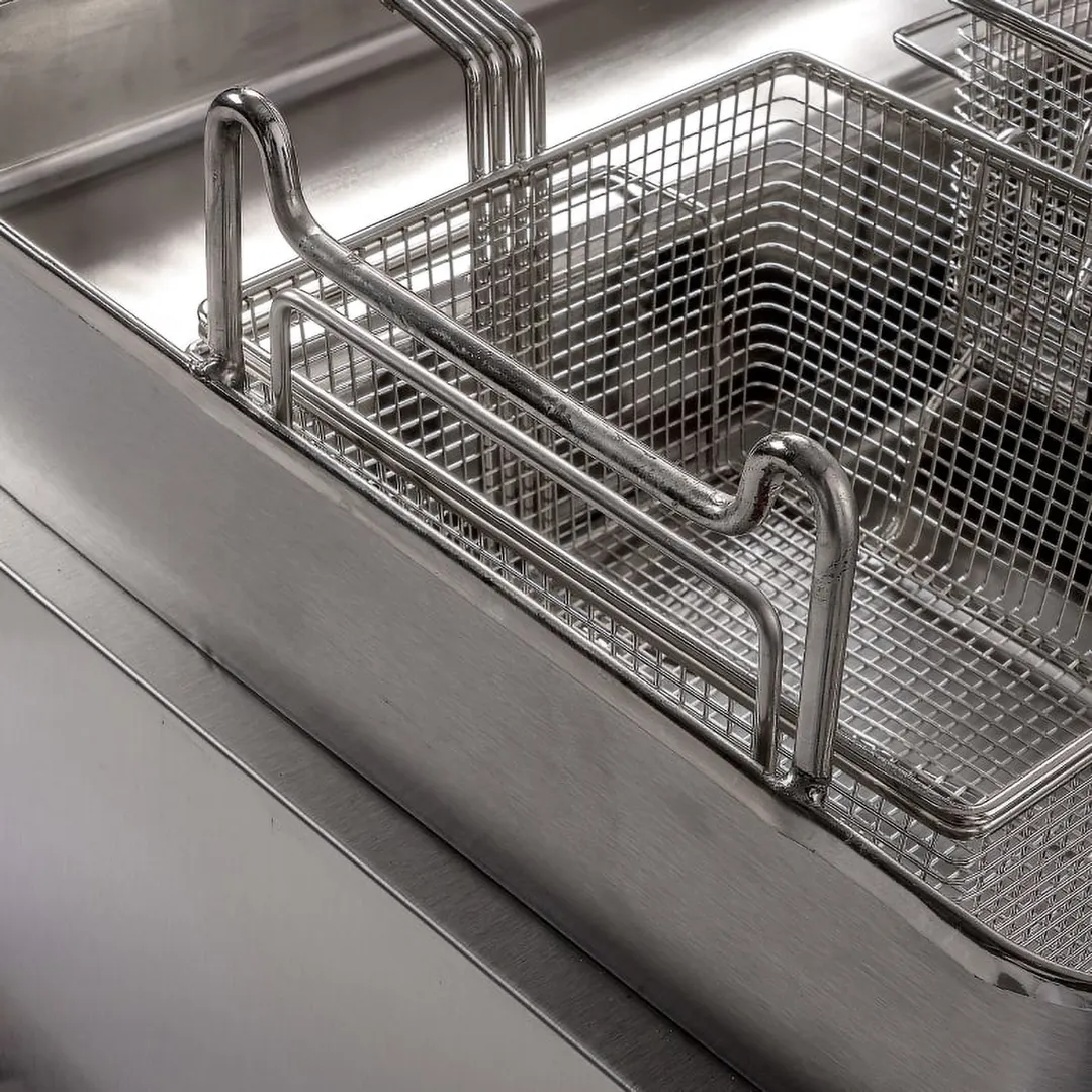 Star 630FF Star-Max Full Pot Countertop Gas Fryer w/ 30 lbs, Capacity, Twin Baskets, LP Gas