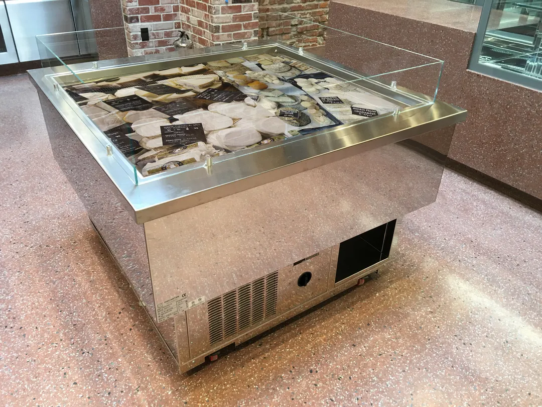Oscartek CENTRO 48" Self-Serve Island Refrigerated Showcase, Deck Only, Glass Panels