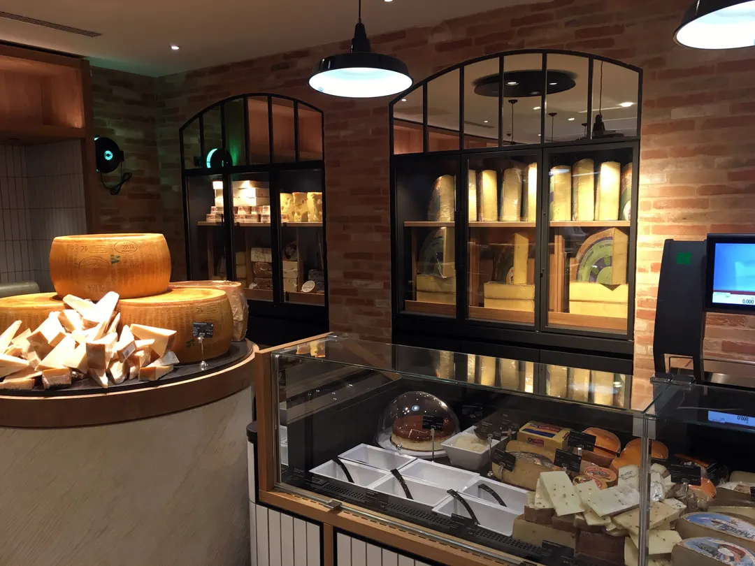 Oscartek GALA CC1400-2T 58" Curved Refrigerated Deli Display Case