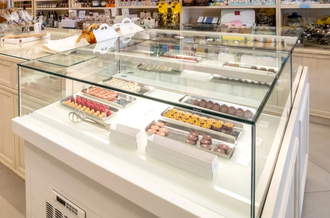 Oscartek GEM C1300 Gem Chocolate Display Case, 51" Length, Glass Drawers