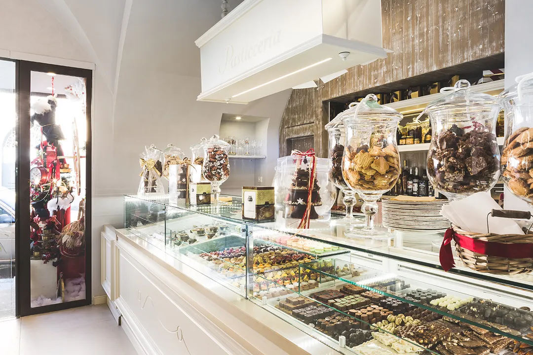 Oscartek ROSA C1300 Rosa Chocolate Showcase/Display, 51" Length