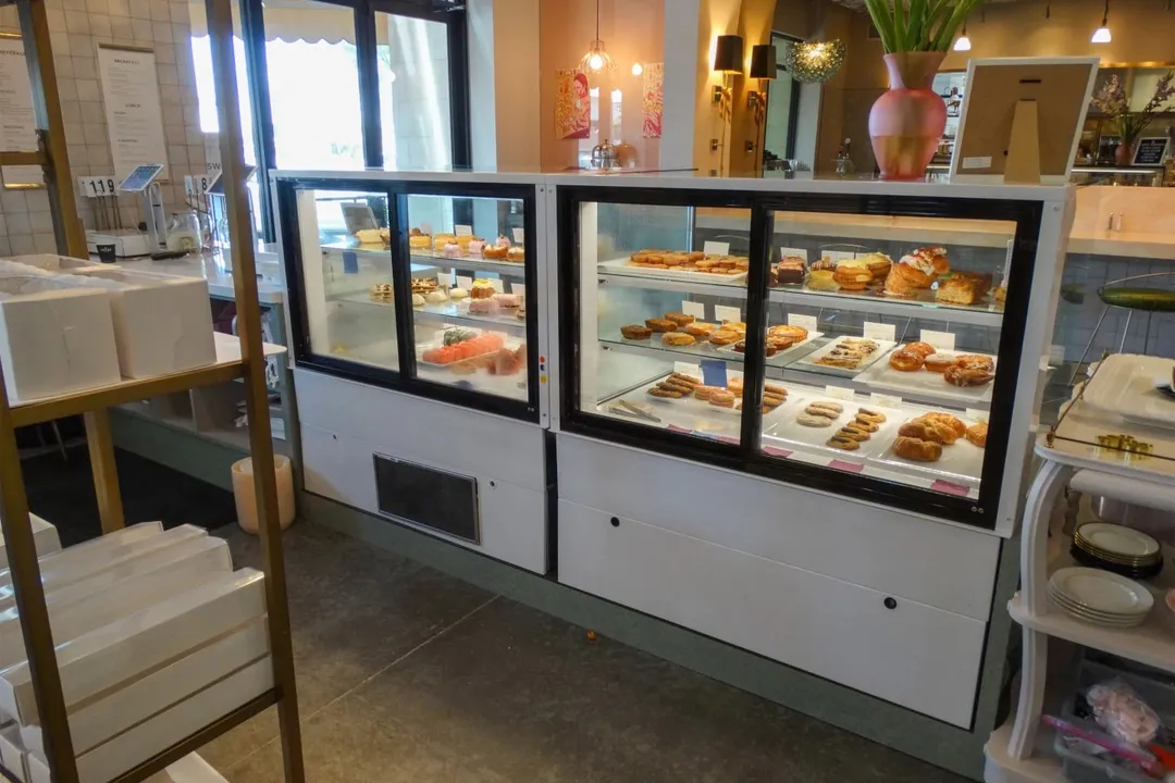 Structural Concepts NR6047RSV 60" Reveal Refrigerated Display Case